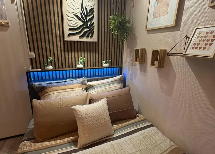 A 3 Min Du Metro Place De Clichy