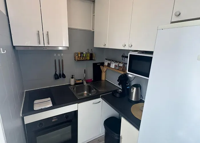 A 3 Min Du Metro Place De Clichy