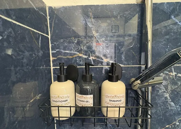 A 3 Min Du Metro Place De Clichy