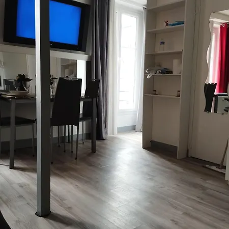A Place De Clichy Apartment *
